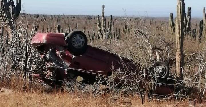 Volcadura en el kilómetro 80 carretera transpeninsular La Paz Ciudad Constitución a y dejaron el vehículo abandonado no se encontró a persona alguna