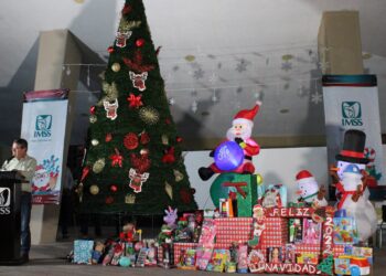 Enciende familia IMSS de BCS tradicional árbol navideño
