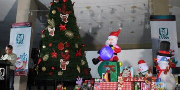 Enciende familia IMSS de BCS tradicional árbol navideño