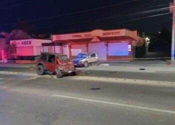 Esta madrugada el departamento de bomberos de San José del cabo, responde a reporte de accidente vehicular en carretera federal en colonia zacatal , el cual el personal mismo realizó maniobras de rescate para poder extraer a las personas dentro de los vehículos, esto se llevó a cabo con apoyo interinstitucional, cruz roja y seguridad pública municipal.
