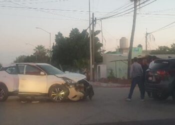 EN LAS CALLES RAMÍREZ Y QUINTANA ROO SE REGISTRA ACCIDENTE AUTOMOVILÍSTICO TIPO CHOQUE… SOLO DAÑOS MATERIALES!!….