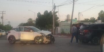 EN LAS CALLES RAMÍREZ Y QUINTANA ROO SE REGISTRA ACCIDENTE AUTOMOVILÍSTICO TIPO CHOQUE… SOLO DAÑOS MATERIALES!!….