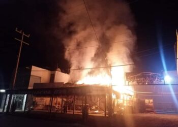 Bomberos sofocan incendio de negocio de mariscos durante la madrugada