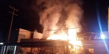 Bomberos sofocan incendio de negocio de mariscos durante la madrugada