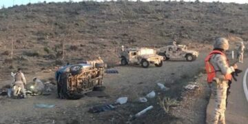 .Personal del ejército mexicano asisten a persona accidentada en carreteras de San Quintín BC