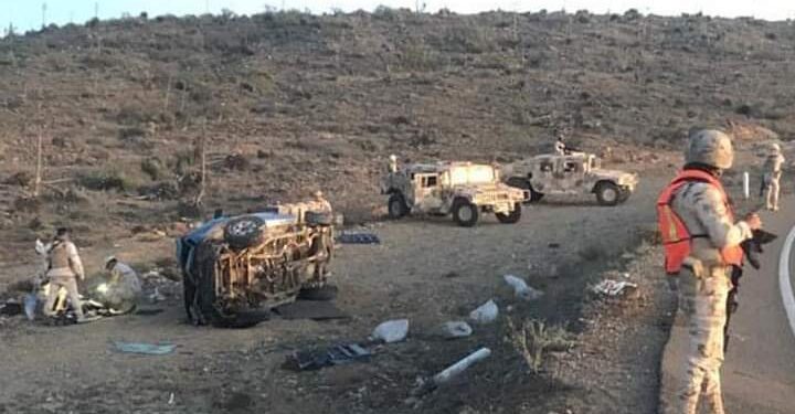 .Personal del ejército mexicano asisten a persona accidentada en carreteras de San Quintín BC