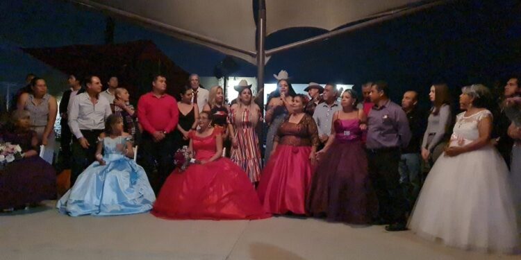 Nunca es tarde para celebrar XV años y 13 abuelitas de Los Cabos cumplieron el sueño