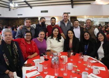 FESTEJAN SEP Y SNTE A TRABAJADORES