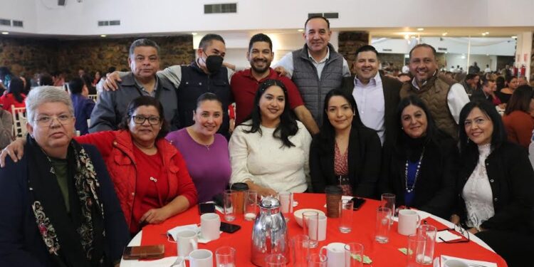 FESTEJAN SEP Y SNTE A TRABAJADORES