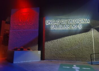Ilumina IMSS BCS de color rojo hospitales y unidades médicas con motivo del Día Mundial del Sida