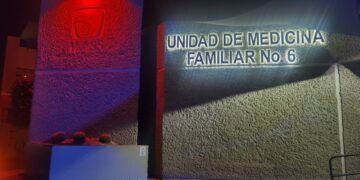 Ilumina IMSS BCS de color rojo hospitales y unidades médicas con motivo del Día Mundial del Sida