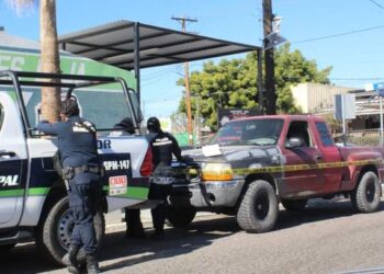 Policías municipales aseguran a sujeto que circulaba en vehículo robado.