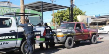 Policías municipales aseguran a sujeto que circulaba en vehículo robado.