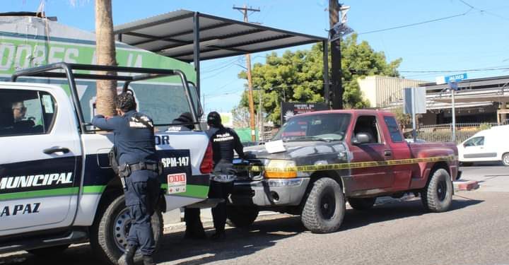 Policías municipales aseguran a sujeto que circulaba en vehículo robado.