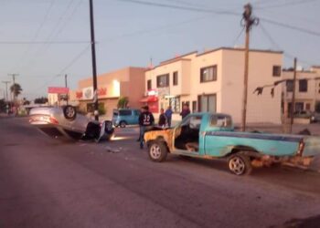 Accidente de tránsito tipo choque entre vehículos y volcadura en Francisco J. Mujica y Delta en la colonia Donceles