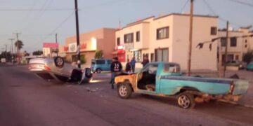 Accidente de tránsito tipo choque entre vehículos y volcadura en Francisco J. Mujica y Delta en la colonia Donceles