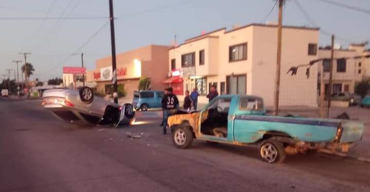 Accidente de tránsito tipo choque entre vehículos y volcadura en Francisco J. Mujica y Delta en la colonia Donceles