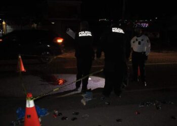 La Paz Baja California Sur hombre pierde la vida al ser atropellado, esto en la calle forjadores y la entrada al parque industrial pri calle principal de Colonia la Fuente, esta persona fue declarada muerta en la ambulancia.