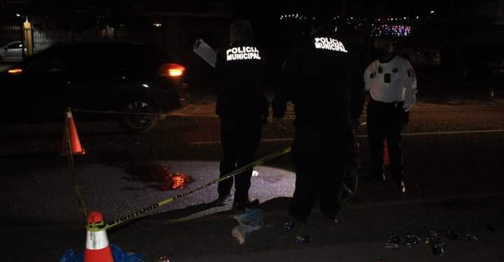 La Paz Baja California Sur hombre pierde la vida al ser atropellado, esto en la calle forjadores y la entrada al parque industrial pri calle principal de Colonia la Fuente, esta persona fue declarada muerta en la ambulancia.
