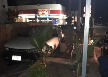 Accidente tipo choque contra objeto fijo en las calles Abasolo y Jalisco, la conductora de un vehículo Toyota Tercel perdió el control impactando contra la barda de un domicilio, no se reportaron lesionados.