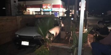 Accidente tipo choque contra objeto fijo en las calles Abasolo y Jalisco, la conductora de un vehículo Toyota Tercel perdió el control impactando contra la barda de un domicilio, no se reportaron lesionados.