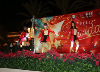 Inician en San José del Cabo los festejos decembrinos del XIV Ayuntamiento; encienden el árbol navideño