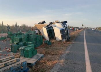 Volcadura de un trailer de verdura, Km 22 carretera La Paz-Todos Santos, deja tu punto para seguir la noticia…