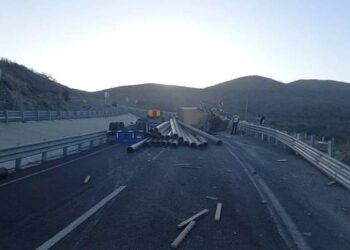 ⚠️Mucha Precaución a quienes circulan por la carretera Transpeninsular dirección La Paz-Cabo San Lucas, ya que a la altura de la “curva de Migriño” se registra la volcadura de un trailer. Tome sus precauciones y reduzca la velocidad en la zona. En el lugar ya se encuentran los cuerpos de emergencia laborando para liberar la circulación.
