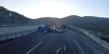 ⚠️Mucha Precaución a quienes circulan por la carretera Transpeninsular dirección La Paz-Cabo San Lucas, ya que a la altura de la “curva de Migriño” se registra la volcadura de un trailer. Tome sus precauciones y reduzca la velocidad en la zona. En el lugar ya se encuentran los cuerpos de emergencia laborando para liberar la circulación.