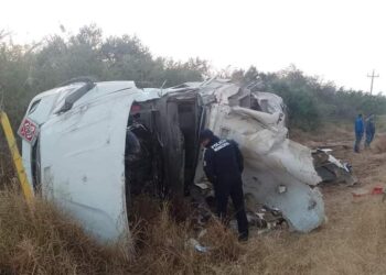 Esta mañana de viernes  una pipa volco en carretera Todos Santos – La Paz