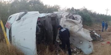 Esta mañana de viernes  una pipa volco en carretera Todos Santos – La Paz