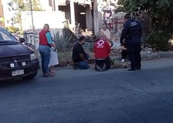 POR SACARLE LA VUELTA A BASURA ACUMULADA SOBRE LA BANQUETA, UNA MUJER DE LA TERCERA EDAD RESULTÓ ATROPELLADA EN LAS CALLES NAYARIT Y JOSEFA ORTIZ DE DOMÍNGUEZ EN LA PAZ… CAMINÓ POR LA VIALIDAD Y UN AUTO LE DIO ALCANCE… ELEMENTOS DE SEGURIDAD, EMERGENCIA Y CIUDADANOS LE BRINDARON APOYO… ATENCIÓN SERVICIOS PÚBLICOS!!…