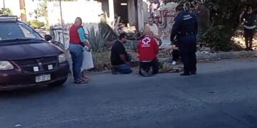 POR SACARLE LA VUELTA A BASURA ACUMULADA SOBRE LA BANQUETA, UNA MUJER DE LA TERCERA EDAD RESULTÓ ATROPELLADA EN LAS CALLES NAYARIT Y JOSEFA ORTIZ DE DOMÍNGUEZ EN LA PAZ… CAMINÓ POR LA VIALIDAD Y UN AUTO LE DIO ALCANCE… ELEMENTOS DE SEGURIDAD, EMERGENCIA Y CIUDADANOS LE BRINDARON APOYO… ATENCIÓN SERVICIOS PÚBLICOS!!…