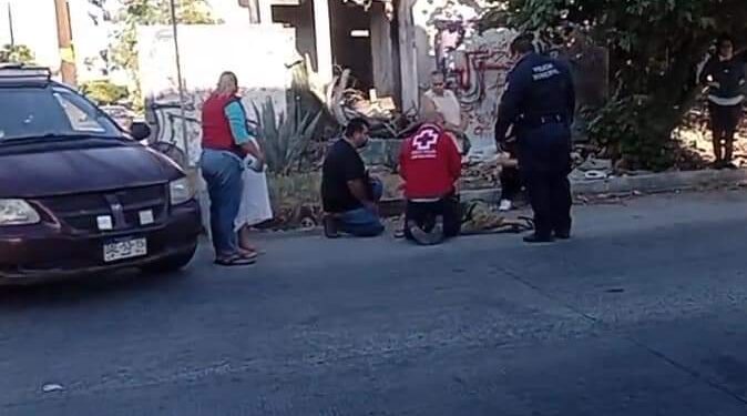 POR SACARLE LA VUELTA A BASURA ACUMULADA SOBRE LA BANQUETA, UNA MUJER DE LA TERCERA EDAD RESULTÓ ATROPELLADA EN LAS CALLES NAYARIT Y JOSEFA ORTIZ DE DOMÍNGUEZ EN LA PAZ… CAMINÓ POR LA VIALIDAD Y UN AUTO LE DIO ALCANCE… ELEMENTOS DE SEGURIDAD, EMERGENCIA Y CIUDADANOS LE BRINDARON APOYO… ATENCIÓN SERVICIOS PÚBLICOS!!…