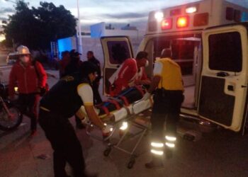 Accidente de tránsito tipo choque entre un vehículo y una motocicleta en las calles Valle del Mezquite y Viento verano en la colonia Valle del Mezquite. El motociclista resultó lesionado y fue trasladado al hospital del IMSS para su atención
