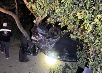 Se registra accidente vehicular tipo salida del camino con volcadura en el tramo carretero Los Barriles – La Paz