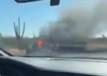 Se incendia camión de la Tienda Ley en el tramo Loreto Cd Insurgentes