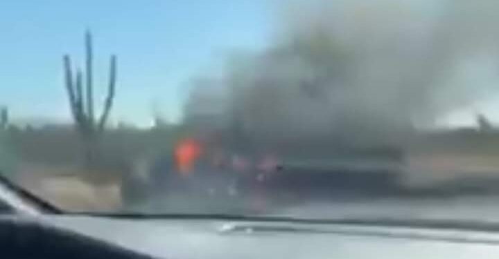 Se incendia camión de la Tienda Ley en el tramo Loreto Cd Insurgentes