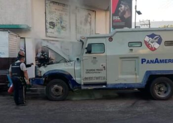 Está mañana alrededor de las 7:30am se registró un conato de incendio de un vehículo de valores en las calles Agustín Arreola e Ignacio Zaragoza