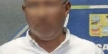 POR EL DELITO DE ROBO DE VEHÍCULO Y ULTRAJES, DETIENE PEP A DOS PERSONAS.