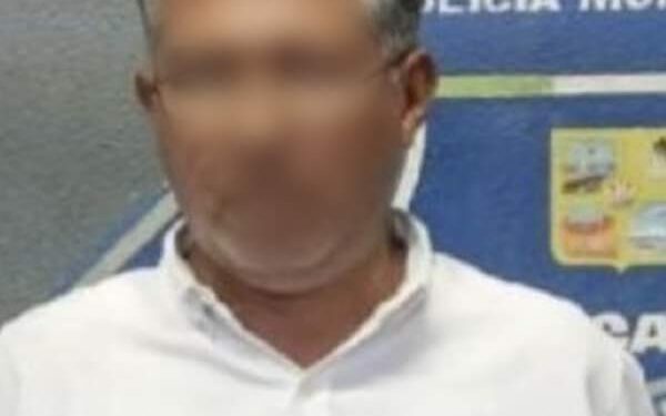 POR EL DELITO DE ROBO DE VEHÍCULO Y ULTRAJES, DETIENE PEP A DOS PERSONAS.