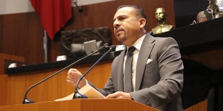 Con los derechos de las y los trabajadoresno se simula: celebra senador RicardoVelázquez aprobación de dictamen sobrevacaciones dignas