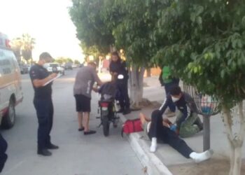 Accidente en las calles Caoba y Gómez Farias en colonia Arboledas en La Paz BCS, 2 personas caen de motocicleta en movimiento, este accidente fue atendido por la unidad de emergencia Calafia trasladando a los heridos al hospital, este hecho sucedio por derrapar su propia motocileta