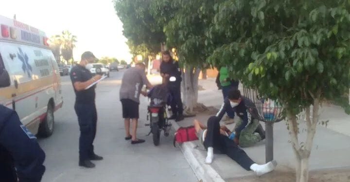 Accidente en las calles Caoba y Gómez Farias en colonia Arboledas en La Paz BCS, 2 personas caen de motocicleta en movimiento, este accidente fue atendido por la unidad de emergencia Calafia trasladando a los heridos al hospital, este hecho sucedio por derrapar su propia motocileta