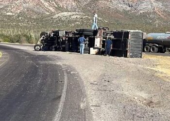 ENTÉRATE | Se vuelca camión de carga en carretera a Pichilingue