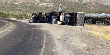 ENTÉRATE | Se vuelca camión de carga en carretera a Pichilingue