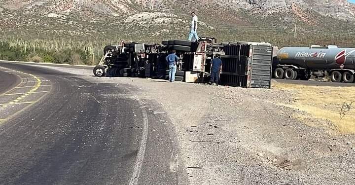 ENTÉRATE | Se vuelca camión de carga en carretera a Pichilingue