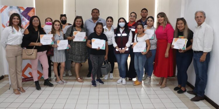 12 mujeres de Los Cabos reciben créditos por $25 mil pesos