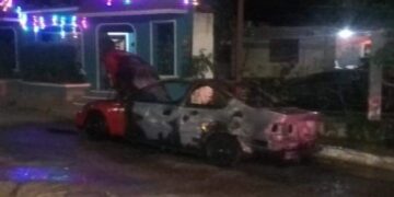 Alrededor de las 3am se registró un incendio de un vehículo en las calles 20 de Noviembre y Guadalupe Victoria