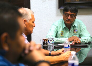 Alcalde Oscar Leggs cercano a todos los sectores laborales; escucha y atiende demandas de taxistas